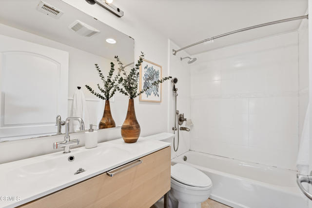 453 Frontenac Avenue, Los Angeles CA: https://media.crmls.org/mediaz/cfa32c5b-893b-436e-97f5-777877c1a0a2.jpg