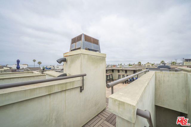 642 Hermosa Avenue, Hermosa Beach CA: https://media.crmls.org/mediaz/cfa44002-1f74-4eb3-bad2-6d81dd17ae69.jpg