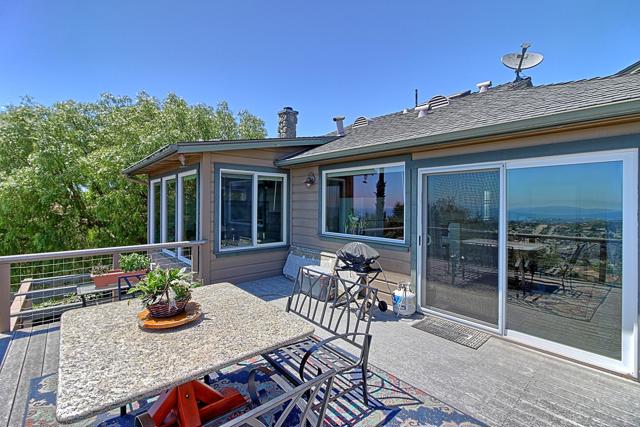 2108 Sunset Drive, Ventura CA: https://media.crmls.org/mediaz/cfa47887-4d77-403f-b2a5-744daa85a431.jpg