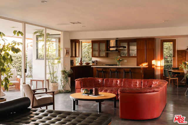 3307 Bonnie Hill Drive, Los Angeles CA: https://media.crmls.org/mediaz/cfa5a2f6-b342-4244-b932-d1277fdd04bc.jpg