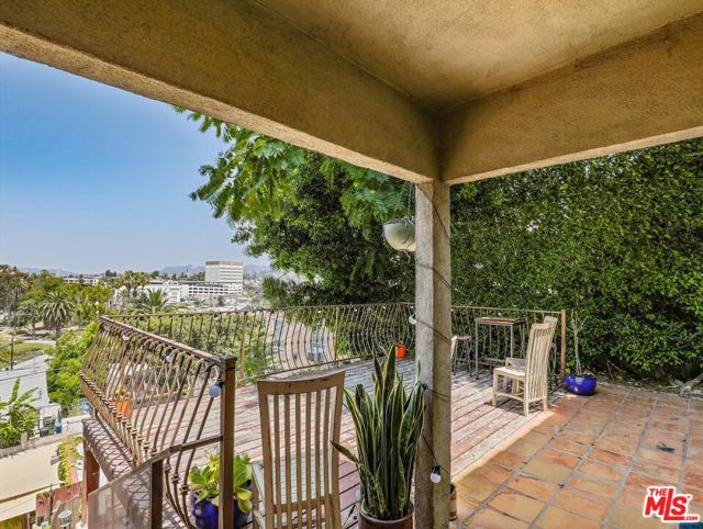 1016 Laguna Avenue, Los Angeles CA: https://media.crmls.org/mediaz/cfa6db2c-fbe3-4867-98b5-71d6600046a9.jpg