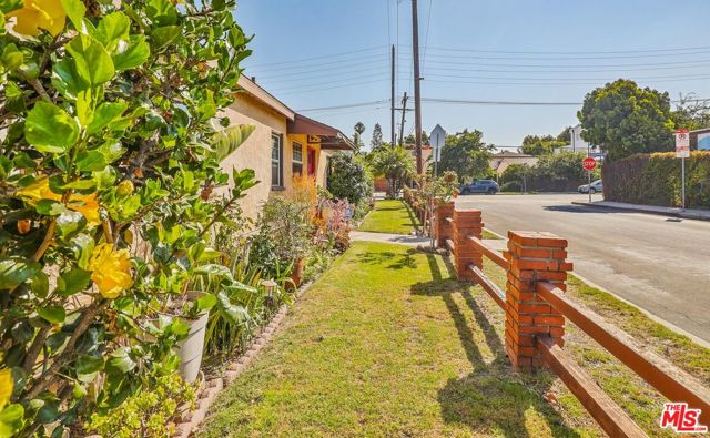 3645 Beethoven Street, Los Angeles CA: https://media.crmls.org/mediaz/cfa6f97d-9754-4a55-bf0f-7b6766b175f4.jpg