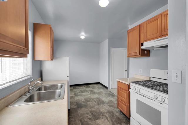 378 Park St, San Leandro CA: https://media.crmls.org/mediaz/cfa6fd67-b444-48a4-bb20-8defa61eb51a.jpg