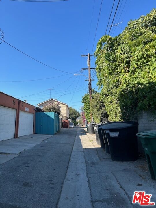 https://media.crmls.org/mediaz/cfa813e5-4407-402a-a209-8d326db3b637.jpg?preset=X-Large