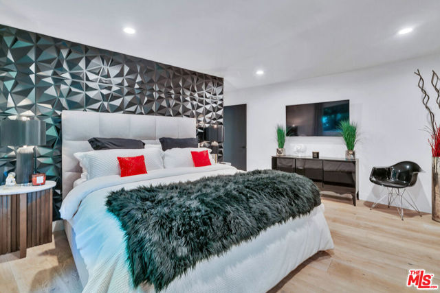 3001 Dona Nenita Place, Studio City CA: https://media.crmls.org/mediaz/cfa81fb2-a680-4622-9d86-5e7770246722.jpg