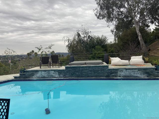 455 Glenncrest Dr, Solana Beach CA: https://media.crmls.org/mediaz/cfa83a6c-9aed-4ede-95e5-66d92559e5c9.jpg