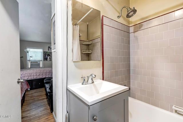 426 W Arbor Vitae Street, Inglewood CA: https://media.crmls.org/mediaz/cfa83c13-4f47-4001-b830-2ddca0a0c0f2.jpg