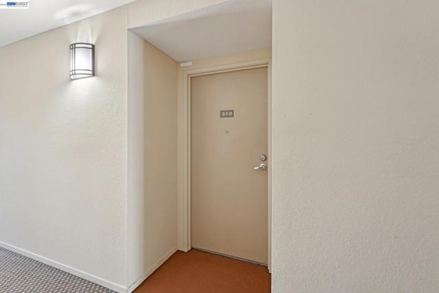 39206 Guardino Dr, Fremont CA: https://media.crmls.org/mediaz/cfa87efd-03ef-4815-b6e7-12ab240e68f4.jpg