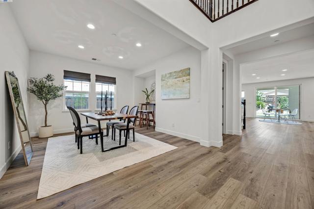 2288 Jessica Way, Tracy CA: https://media.crmls.org/mediaz/cfa9671b-fdb9-4364-9805-7fd6334b8d84.jpg