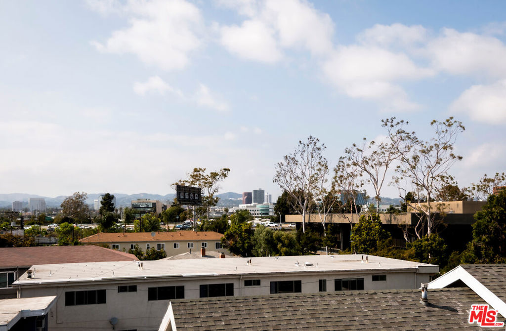 https://media.crmls.org/mediaz/cfaa67a0-6f64-4a7a-8c8b-79268df10be8.jpg?preset=X-Large