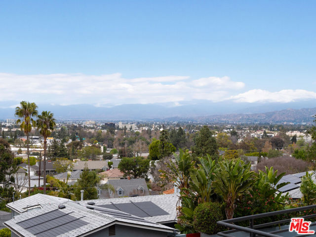 3971 Fredonia Drive, Los Angeles CA: https://media.crmls.org/mediaz/cfaad398-26ea-4fbc-a1df-687bee7b613f.jpg