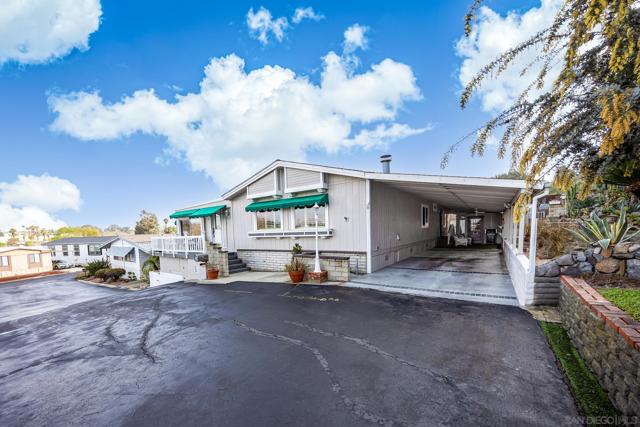 2130 Sunset Dr, Vista CA: https://media.crmls.org/mediaz/cfabfb00-c333-419a-b6d6-afcba8cfa1b4.jpg