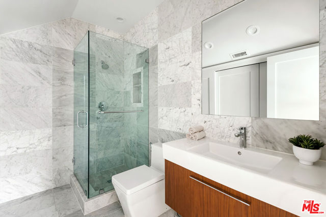 2612 Wallingford Drive, Beverly Hills CA: https://media.crmls.org/mediaz/cfac65c9-56b7-4558-b092-b9a00a433cbe.jpg