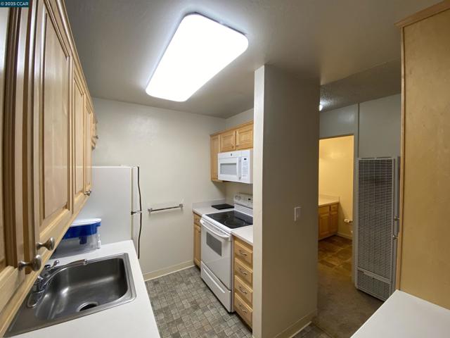 2730 Oak Road, Walnut Creek CA: https://media.crmls.org/mediaz/cfac8692-6228-410a-b452-0d44cb435e82.jpg
