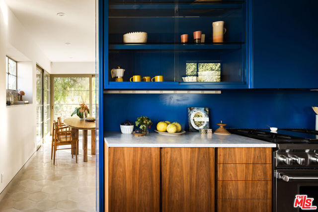5514 Ridge Oak Drive, Los Angeles CA: https://media.crmls.org/mediaz/cfad9d86-77ba-437a-b21f-e9caff6e30b9.jpg