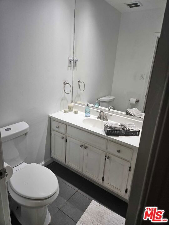 328 S Oakhurst Drive, Beverly Hills CA: https://media.crmls.org/mediaz/cfae0661-214d-44b1-83c5-e877154bb82f.jpg