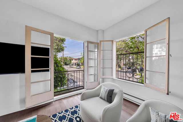109 N Sycamore Avenue, Los Angeles CA: https://media.crmls.org/mediaz/cfae14a9-b2a1-4813-9a36-a1ee0dc64d9c.jpg