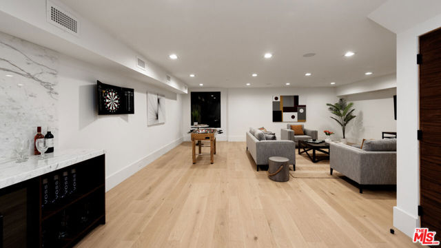4153 Vantage Avenue, Studio City CA: https://media.crmls.org/mediaz/cfaeda7b-9b99-4d80-adc8-6cfa9c3d60b7.jpg