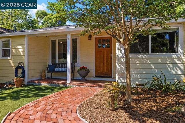 66 Del Hambre Cir, Walnut Creek CA: https://media.crmls.org/mediaz/cfafadcb-758b-4539-80fb-26d992a9d689.jpg