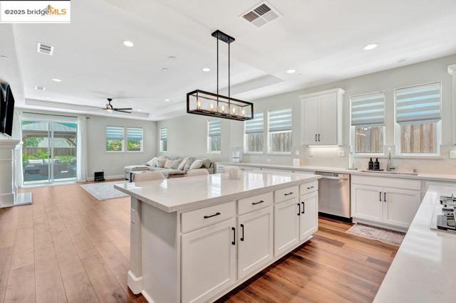 304 Adora Ln, Oakley CA: https://media.crmls.org/mediaz/cfb10004-afbd-4a2e-bd9d-964fb5550bf3.jpg
