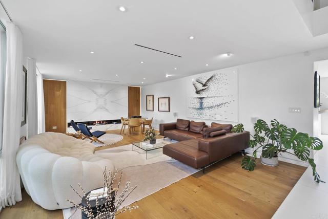 7713 Esterel Dr, La Jolla CA: https://media.crmls.org/mediaz/cfb15aea-cc5b-4875-a264-253c026d0c3d.jpg