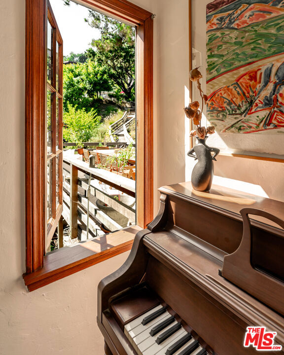 3105 Ledgewood Drive, Los Angeles CA: https://media.crmls.org/mediaz/cfb20159-2c44-4ae2-9228-d16372b7ca0e.jpg