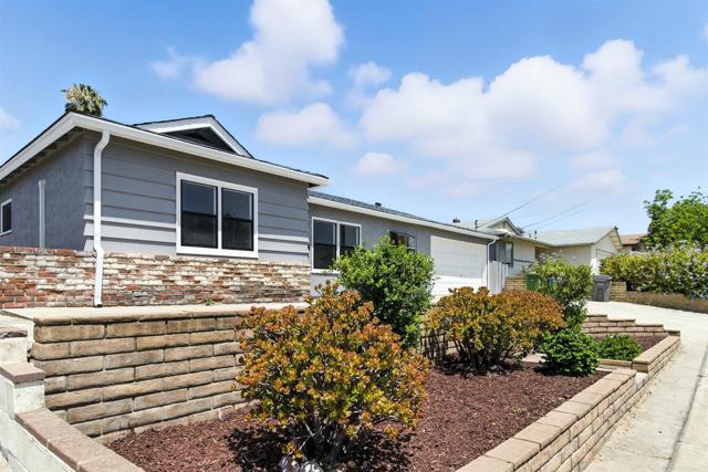 Detail Gallery Image 4 of 17 For 9352 Carlton Hill Blvd, Santee,  CA 92071 - 3 Beds | 2 Baths