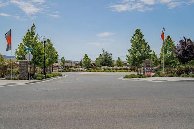 2008 White Oak Drive, Hollister CA: https://media.crmls.org/mediaz/cfb3b3c8-caa1-4342-a67e-a806d80efcd2.jpg
