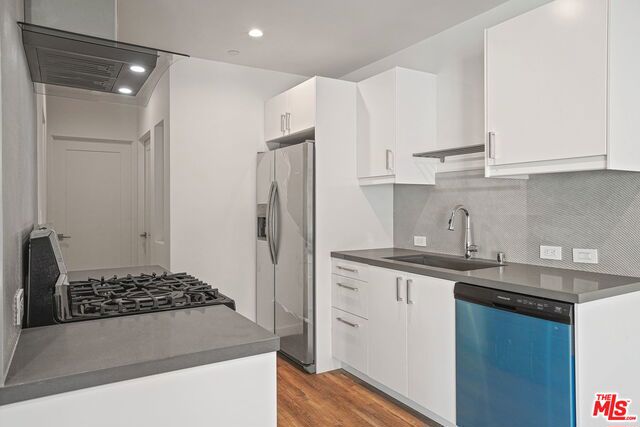 1166 S Cochran Avenue, Los Angeles CA: https://media.crmls.org/mediaz/cfb43594-3c11-44c8-b76f-f10ded219e94.jpg