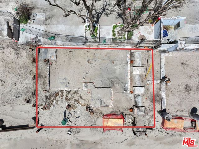 20802 Pacific Coast Highway, Malibu CA: https://media.crmls.org/mediaz/cfb516e8-f22b-449c-ba8a-7d56bcf48b83.jpg