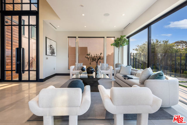 4338 Gayle Drive, Tarzana CA: https://media.crmls.org/mediaz/cfb5fcd5-0fbf-4414-a144-76126ad941bb.jpg