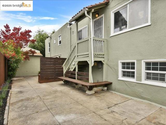 4211 Market St, Oakland CA: https://media.crmls.org/mediaz/cfb67ccb-0558-47d6-ae44-1714184adb03.jpg