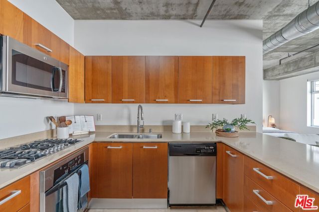 645 W 9th Street, Los Angeles CA: https://media.crmls.org/mediaz/cfb6e478-96fb-4731-82c7-f786069ce191.jpg