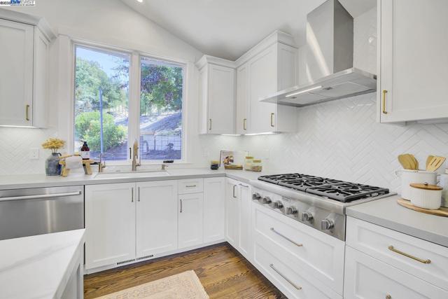 382 Castello Rd, Lafayette CA: https://media.crmls.org/mediaz/cfb7a7fd-b539-4f7b-bade-8a44041fd3ac.jpg