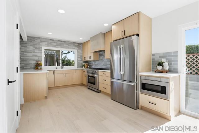 2003 Caminito Circulo Norte, La Jolla CA: https://media.crmls.org/mediaz/cfb8f797-cc89-4878-b96f-105c0d78914f.jpg