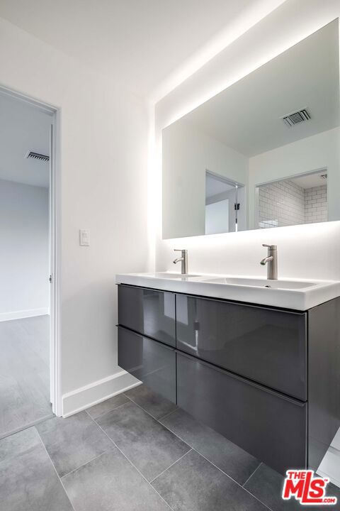 3201 Viola Place, Marina del Rey CA: https://media.crmls.org/mediaz/cfb9e0f6-7b4a-41a7-840f-6a464d4fec72.jpg