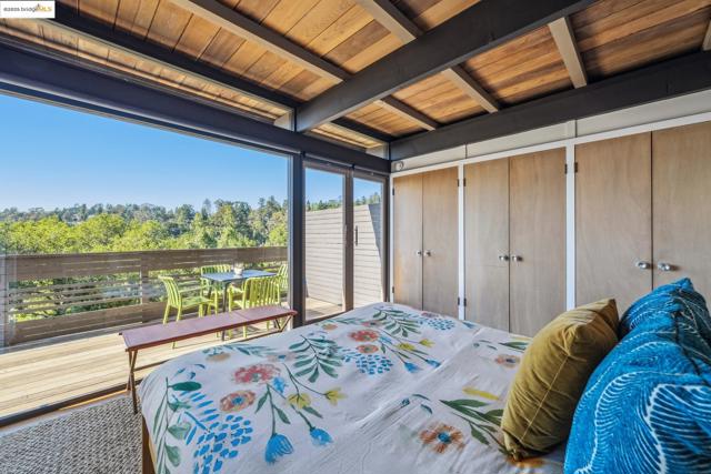 5855 Chelton Dr, Oakland CA: https://media.crmls.org/mediaz/cfbab72f-ba66-489b-a87e-5f4385bc26b4.jpg