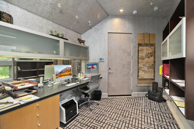 81 Royal Saint Georges Way, Rancho Mirage CA: https://media.crmls.org/mediaz/cfbaf01e-4970-4c52-876c-9a8a6fc14fe3.jpg