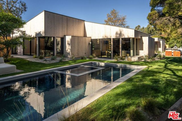 28779 Sea Ranch Way, Malibu CA: https://media.crmls.org/mediaz/cfbb2ef5-508a-477e-95cf-c4abc817597e.jpg