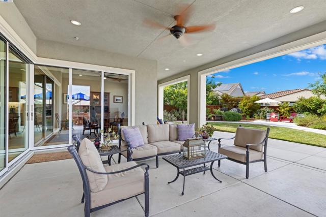 2062 Reserva Ct, Brentwood CA: https://media.crmls.org/mediaz/cfbb5dda-ad2c-4310-9ae2-0c3fe294d6e9.jpg