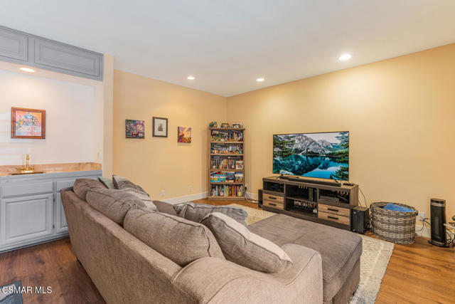 5200 White Oak Avenue, Encino CA: https://media.crmls.org/mediaz/cfbc158a-7d28-4618-956d-296015891f6c.jpg