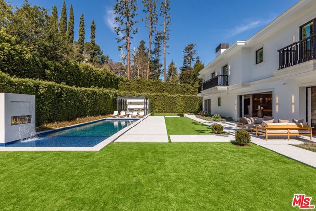 927 N Whittier Drive, Beverly Hills CA: https://media.crmls.org/mediaz/cfbc3235-3247-474a-a573-769d86baadda.jpg