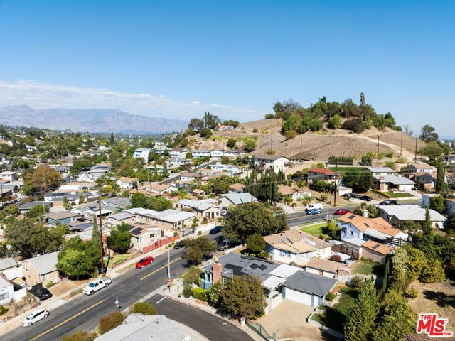 2533 Lombardy Boulevard photo 41