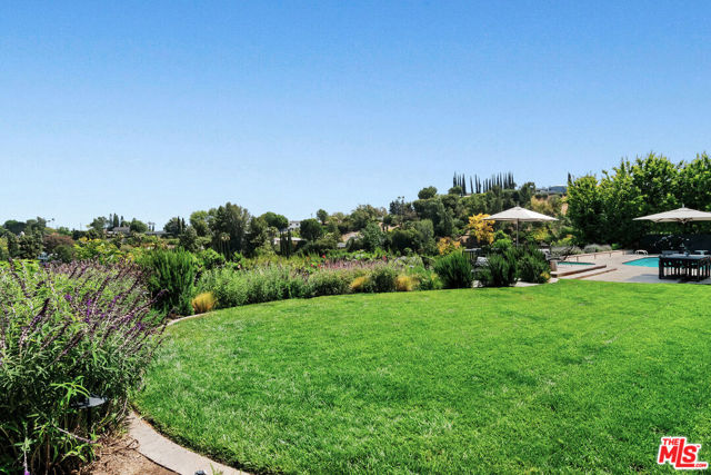 17237 Quesan Place, Encino CA: https://media.crmls.org/mediaz/cfbdfde3-a4f6-4197-b2b1-aaa7b52a1fce.jpg