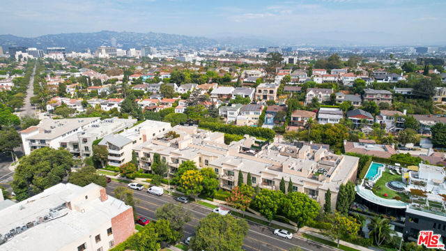 1318 Roxbury Drive, Los Angeles CA: https://media.crmls.org/mediaz/cfbe5f4b-bd48-4707-a95c-462c8dee57d0.jpg