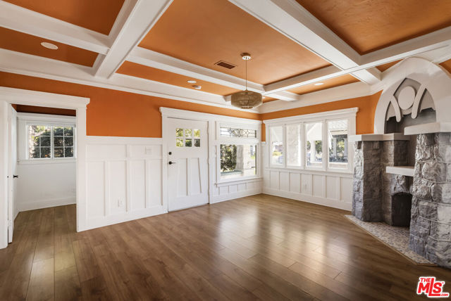 2074 W 29th Street, Los Angeles CA: https://media.crmls.org/mediaz/cfbea717-a25e-4296-aaf4-e7b4a3a7f720.jpg