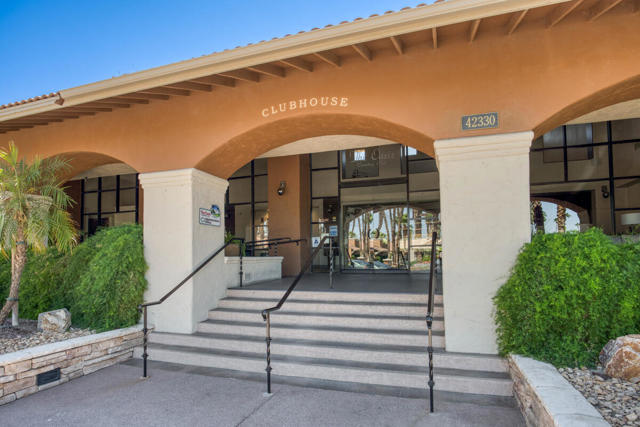 42740 Sand Dune Drive, Palm Desert CA: https://media.crmls.org/mediaz/cfbf574f-734a-4577-b897-c167c4ec3eec.jpg