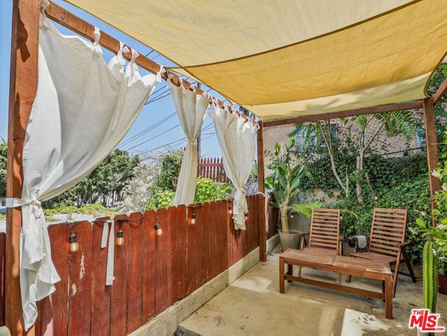 1016 Laguna Avenue, Los Angeles CA: https://media.crmls.org/mediaz/cfbf989f-02c4-4358-a04d-24c62fa36925.jpg