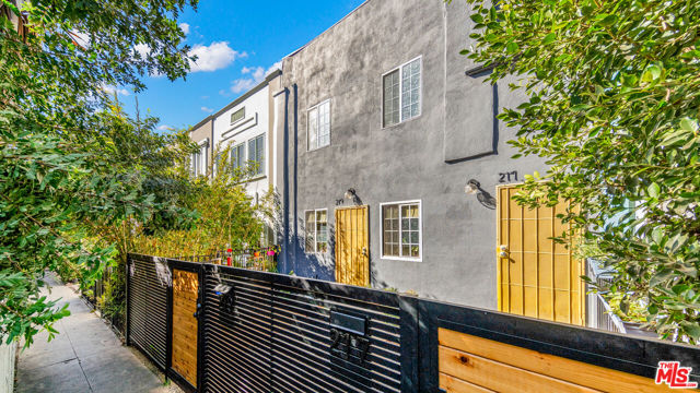 217 Columbia Place, Los Angeles CA: https://media.crmls.org/mediaz/cfc014c6-09aa-42f8-b787-618110ecb969.jpg