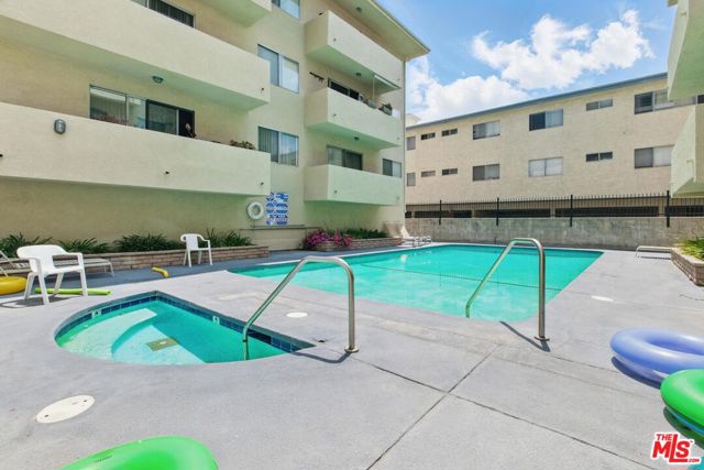 5400 Lindley Avenue, Encino CA: https://media.crmls.org/mediaz/cfc05770-57cf-4673-9941-654fa7fa6af3.jpg
